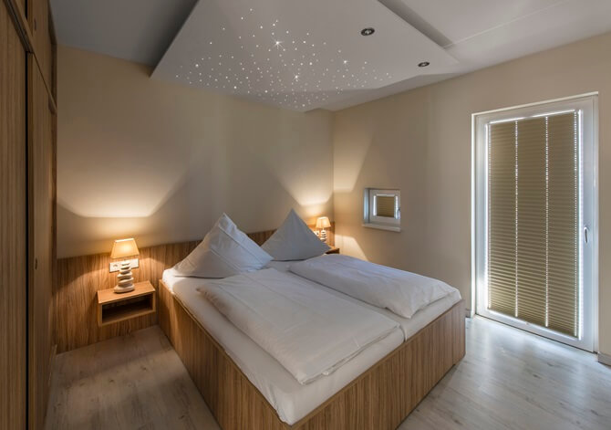 Schlafzimmer mit Sternenhimmel über dem Bett im Haus Scharhörn-Riff