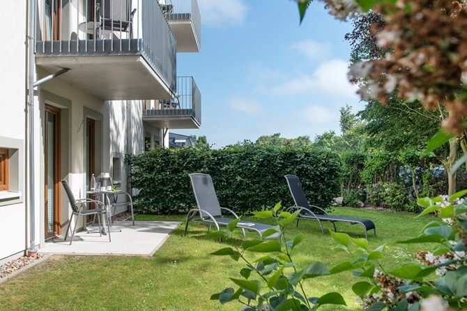 Blick auf die Terrasse und den Garten der Ferienwohnung im Haus Scharhörn-Riff