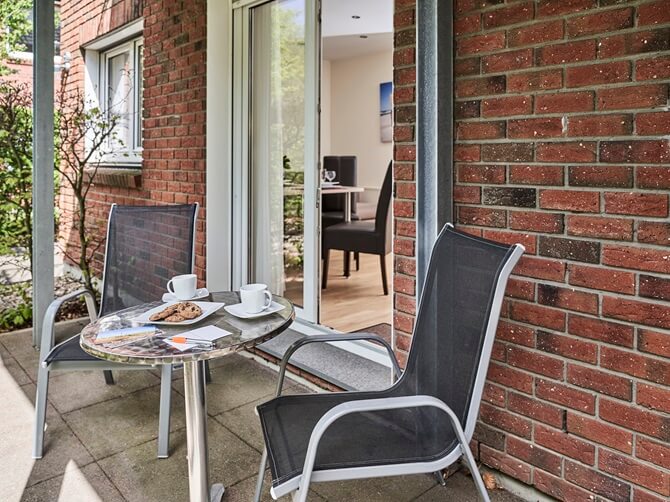 Terrasse der Ferienwohnung Seemuschel mit Blick in das Wohn- und Esszimmer der Wohnung