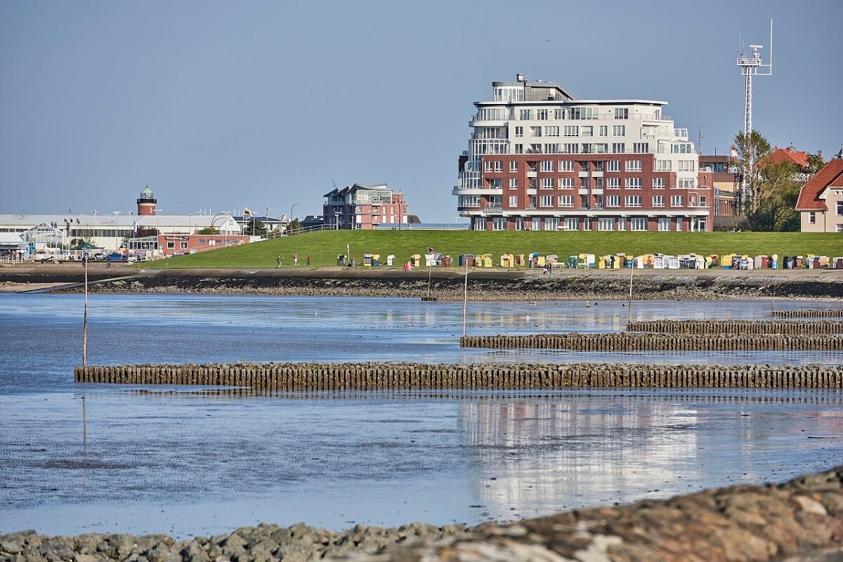 Blick über die Grimmershörnbucht auf das Haus Seeterrassen in Cuxhaven