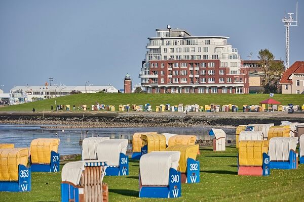 Strandkörbe am Strand in der Grimmershörnbucht vor dem Haus Seeterrassen