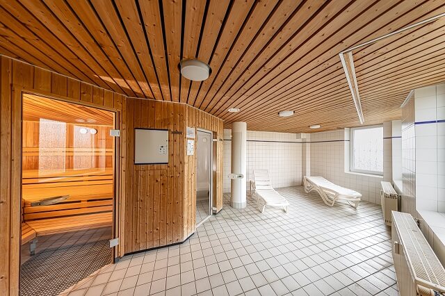 Wellnessbereich mit Sauna und Ruheraum mit Liegen