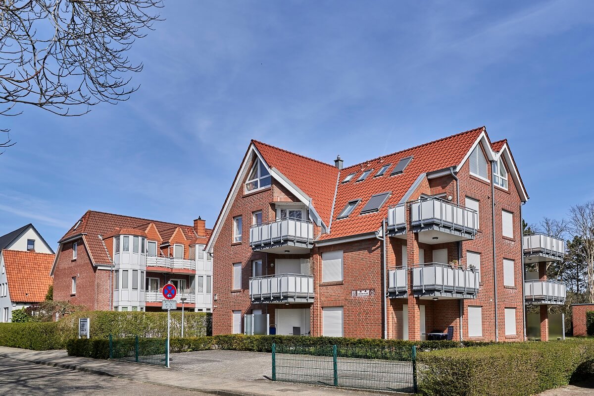 Außenaufnahme des Haus Strandburg mit Parkplätzen