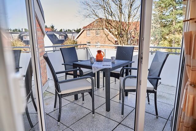 Gartenmöbel stehen auf dem Balkon der Ferienwohnung Strandburg