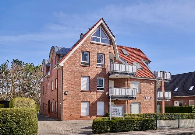 Außenaufnahme mit Blick auf den Parkplatz und die Balkone des Haus Strandburg