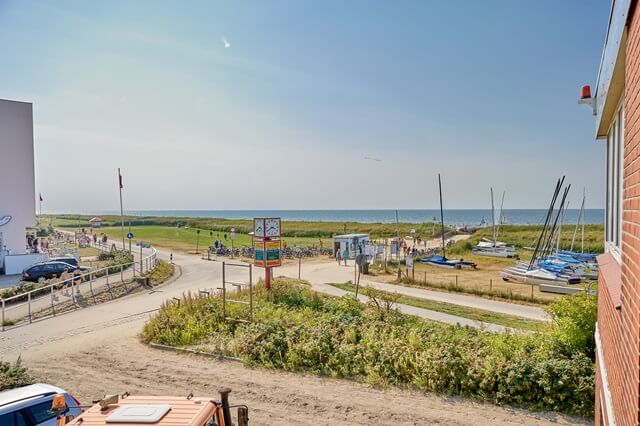 Blick aus dem Strandhochhaus Sahlenburg auf den Strand und die Segelboote, die trocken liegen