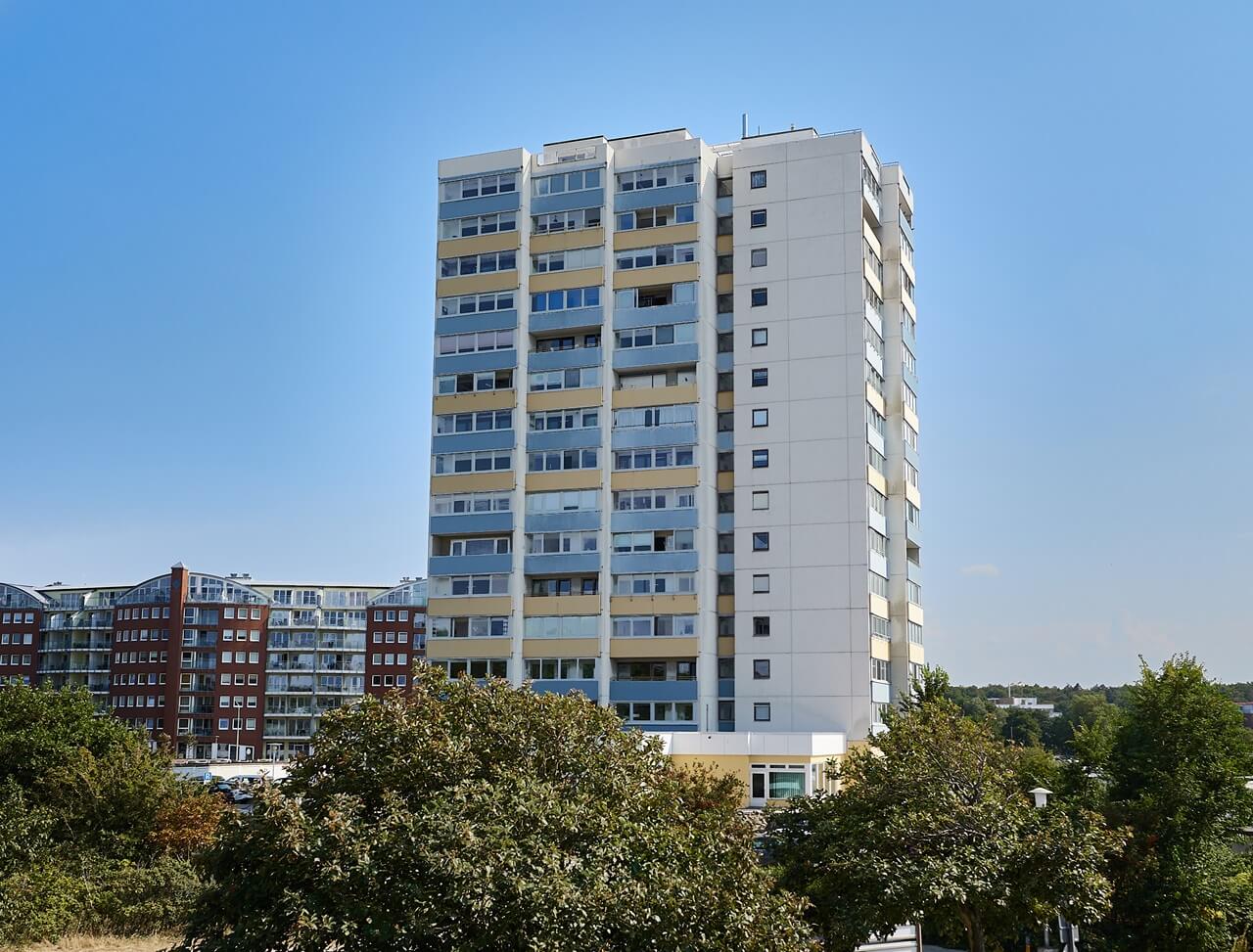 Das Strandhochhaus in Sahlenburg seitlich aus der Luft