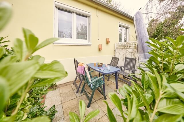 Die Terrasse mit Gartenmöbel vom Strandhus - CUXI in Döse