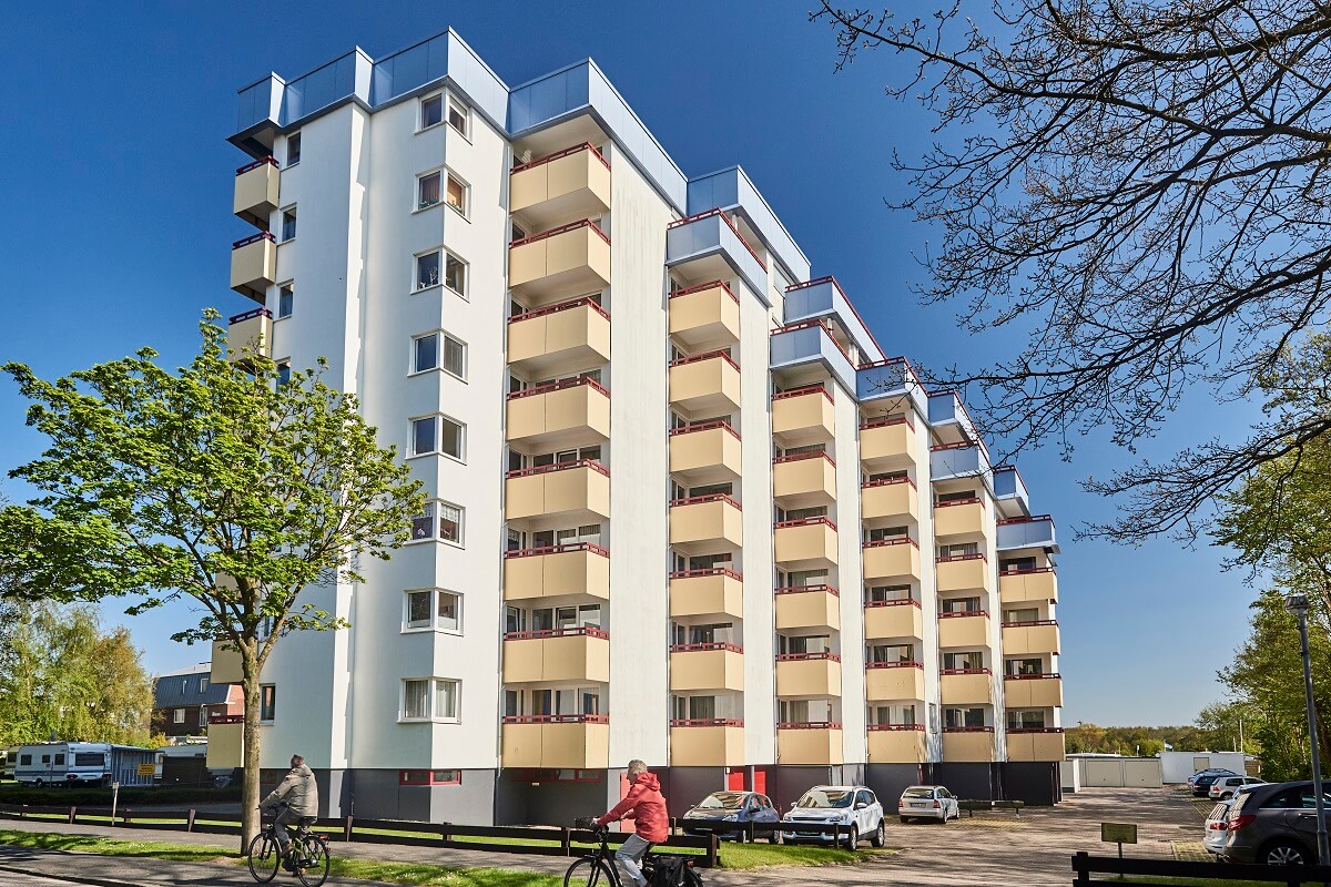 Terrassenhaus von Außen mit dem Parkplatz und dem Fußgängerweg