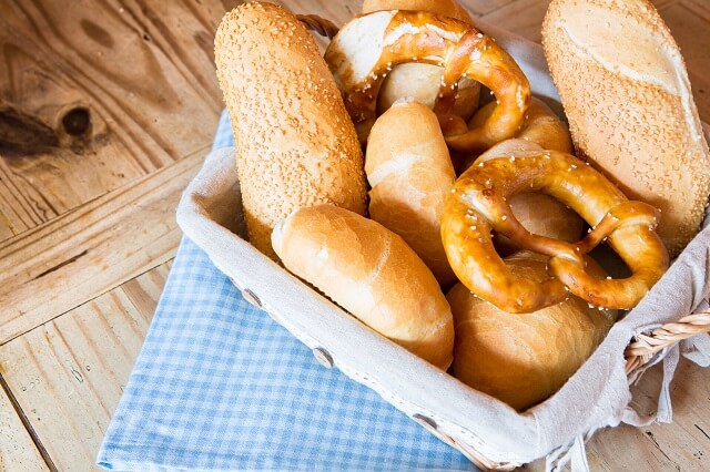 Unterschiedliche Brötchen liegen in einem Korb