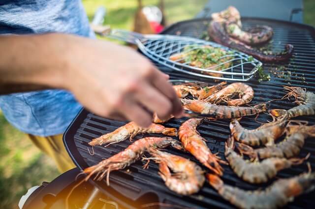 Fisch wird auf einem Grill gegrillt