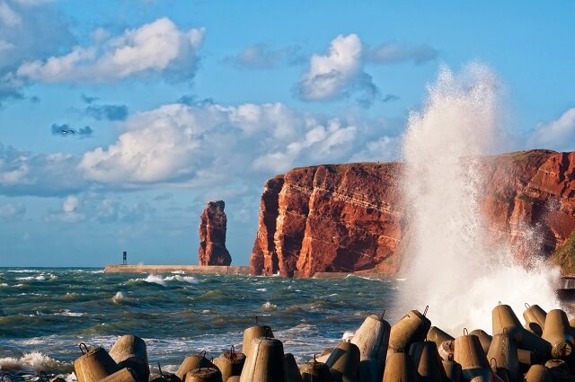 Blick auf die Lange Anna von Helgoland mit der Nordsee